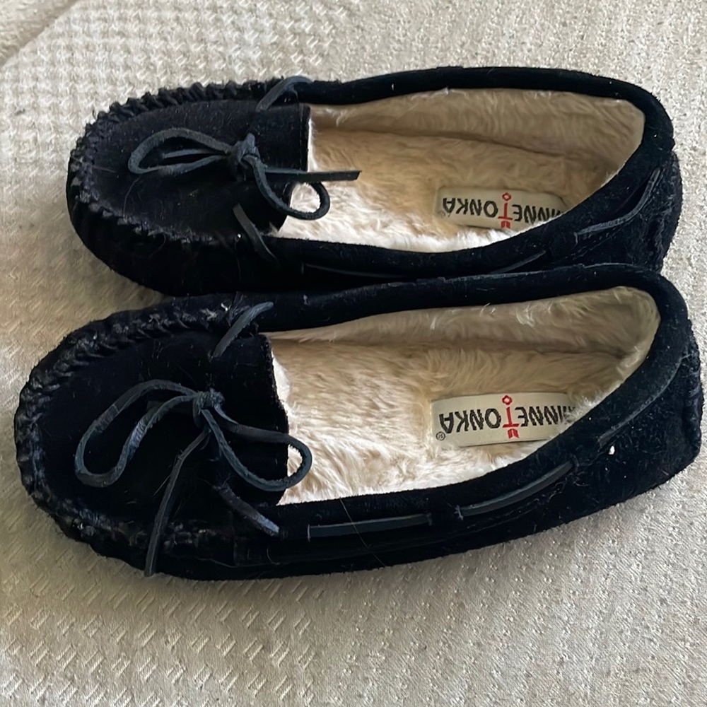Minnetonka Cally Slippers Like New Size 6